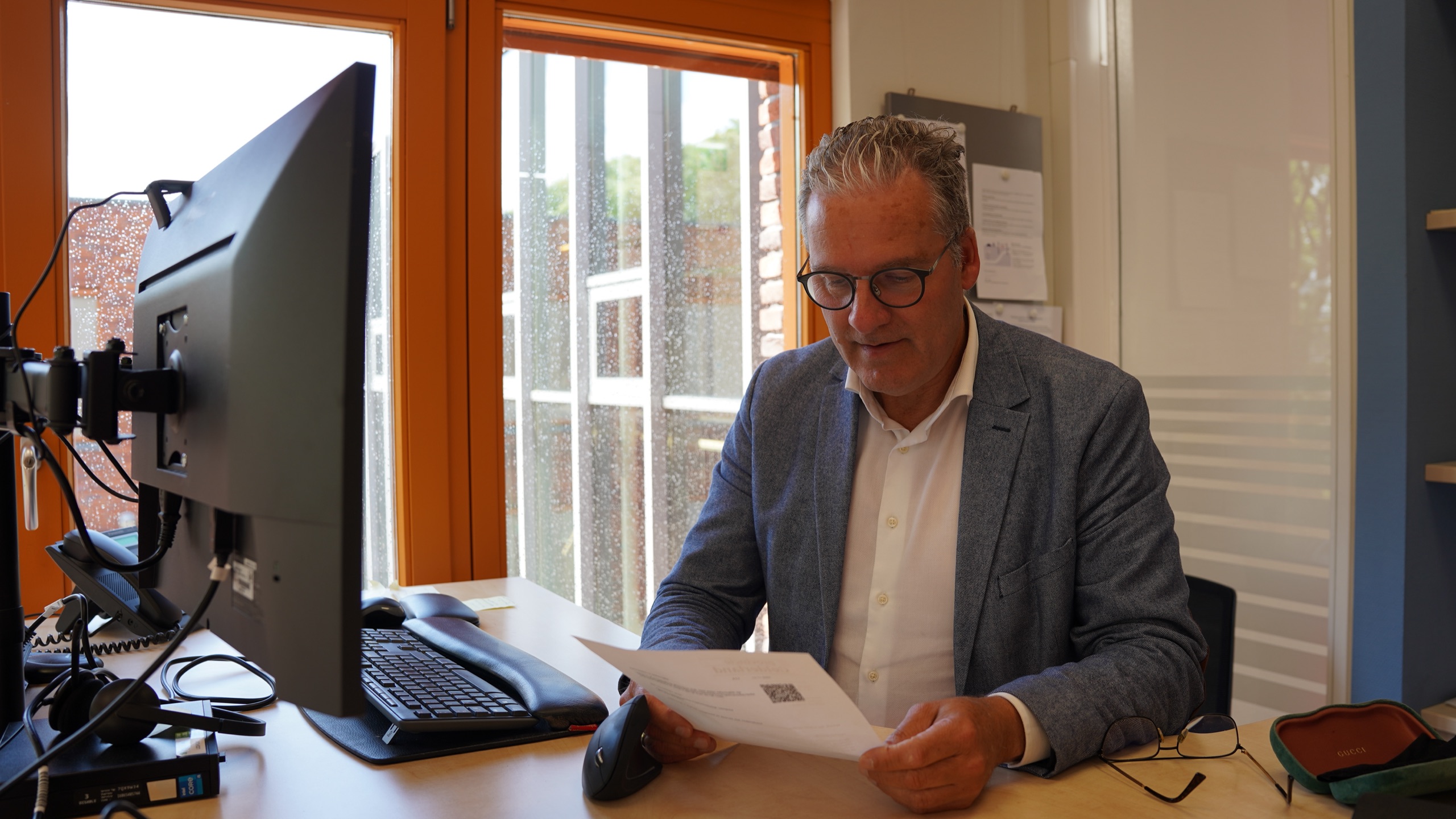 Erik van Faassen analyseert documenten aan zijn bureau