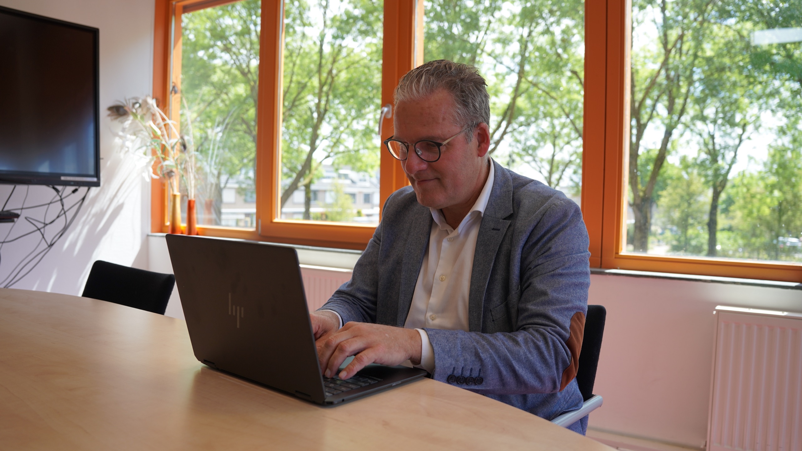 Erik van Faassen werkt achter zijn laptop
