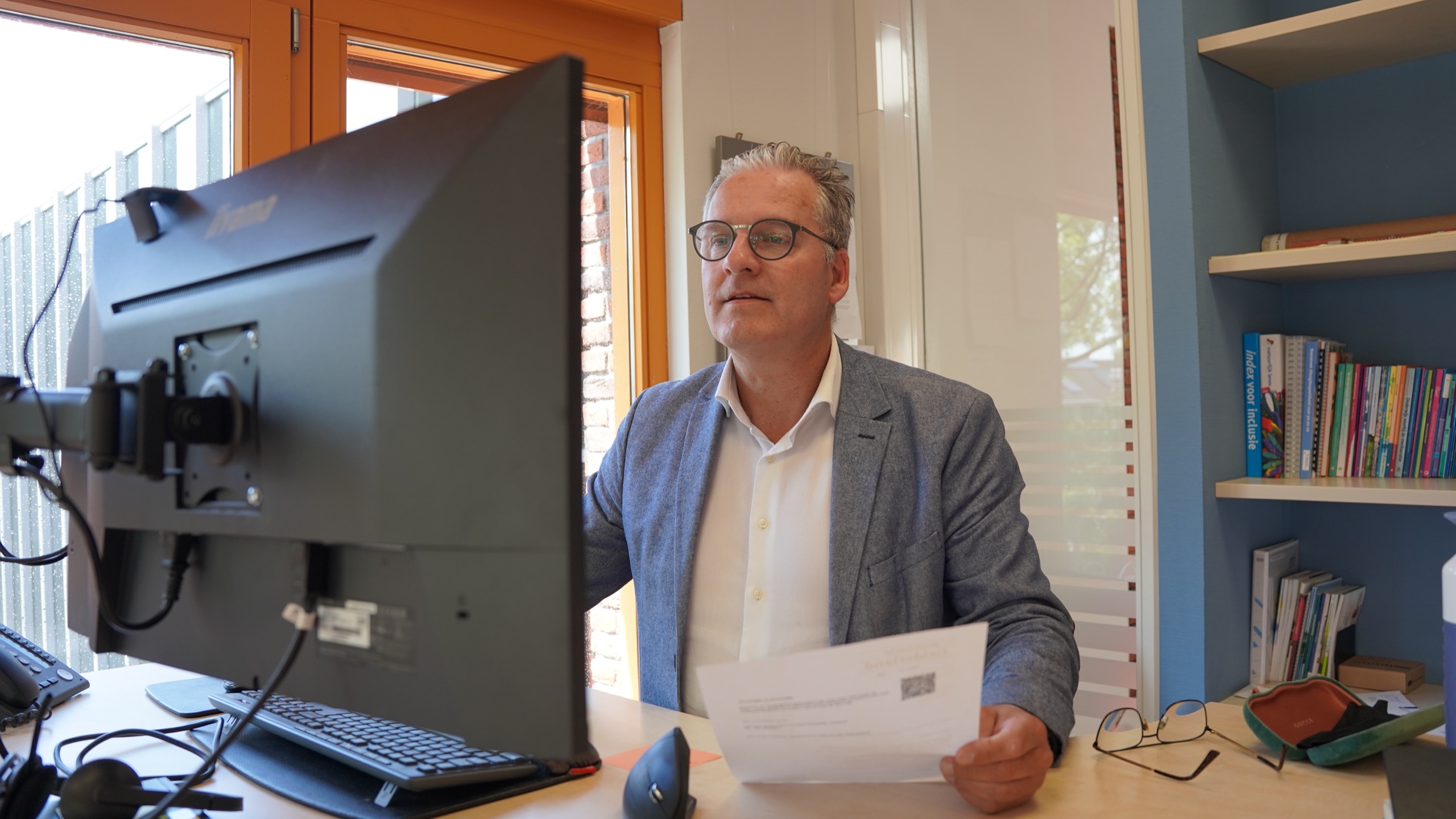 Studenten in een moderne leeromgeving