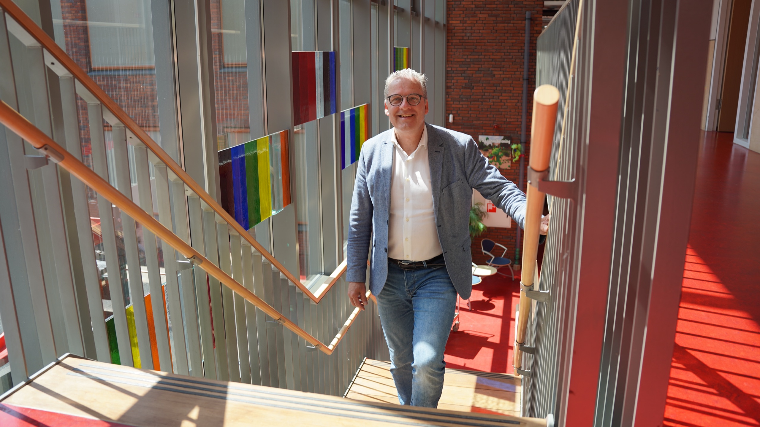 Erik van Faassen op de trap in een schoolgebouw
