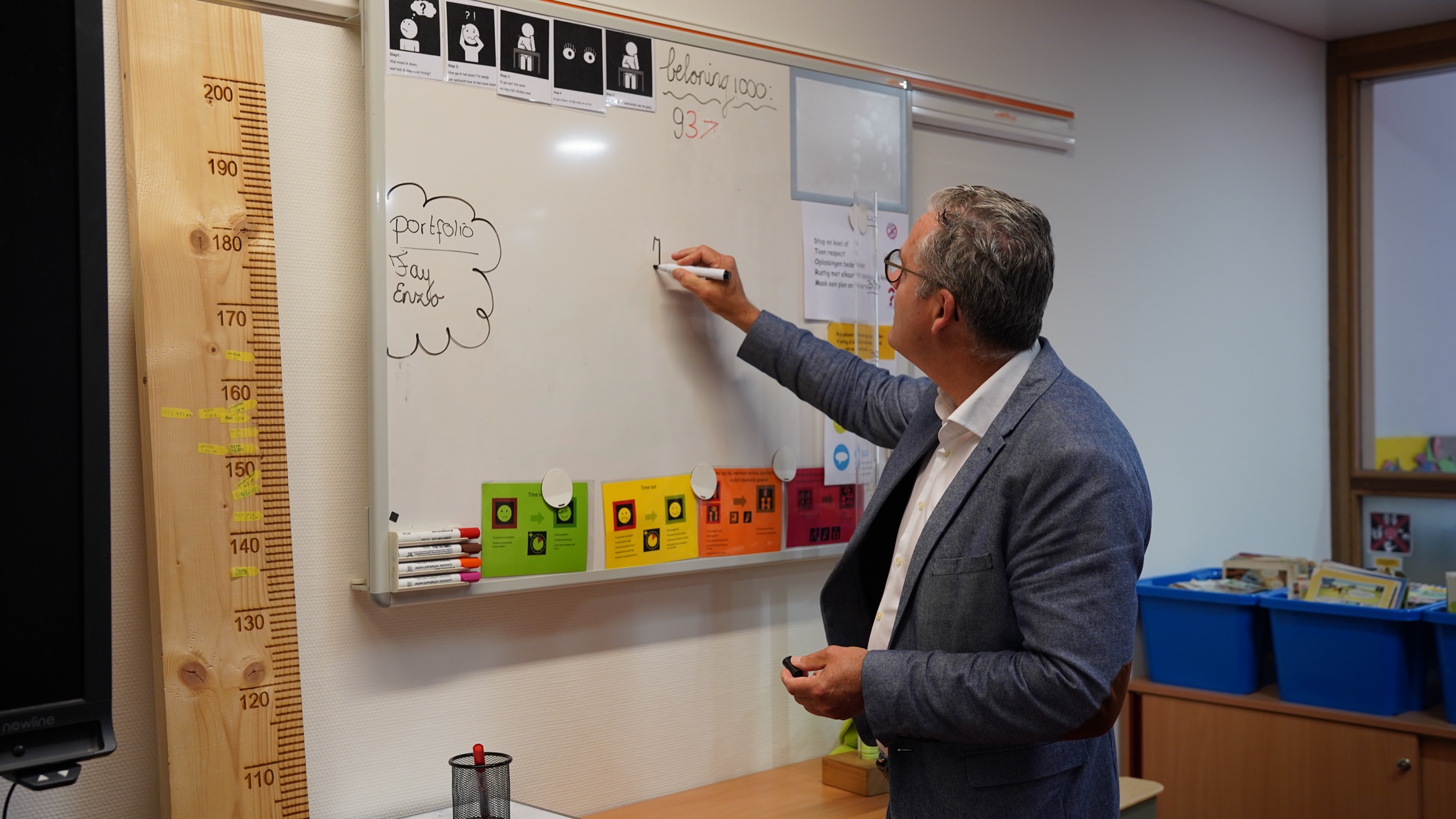 Erik van Faassen schrijft op een whiteboard