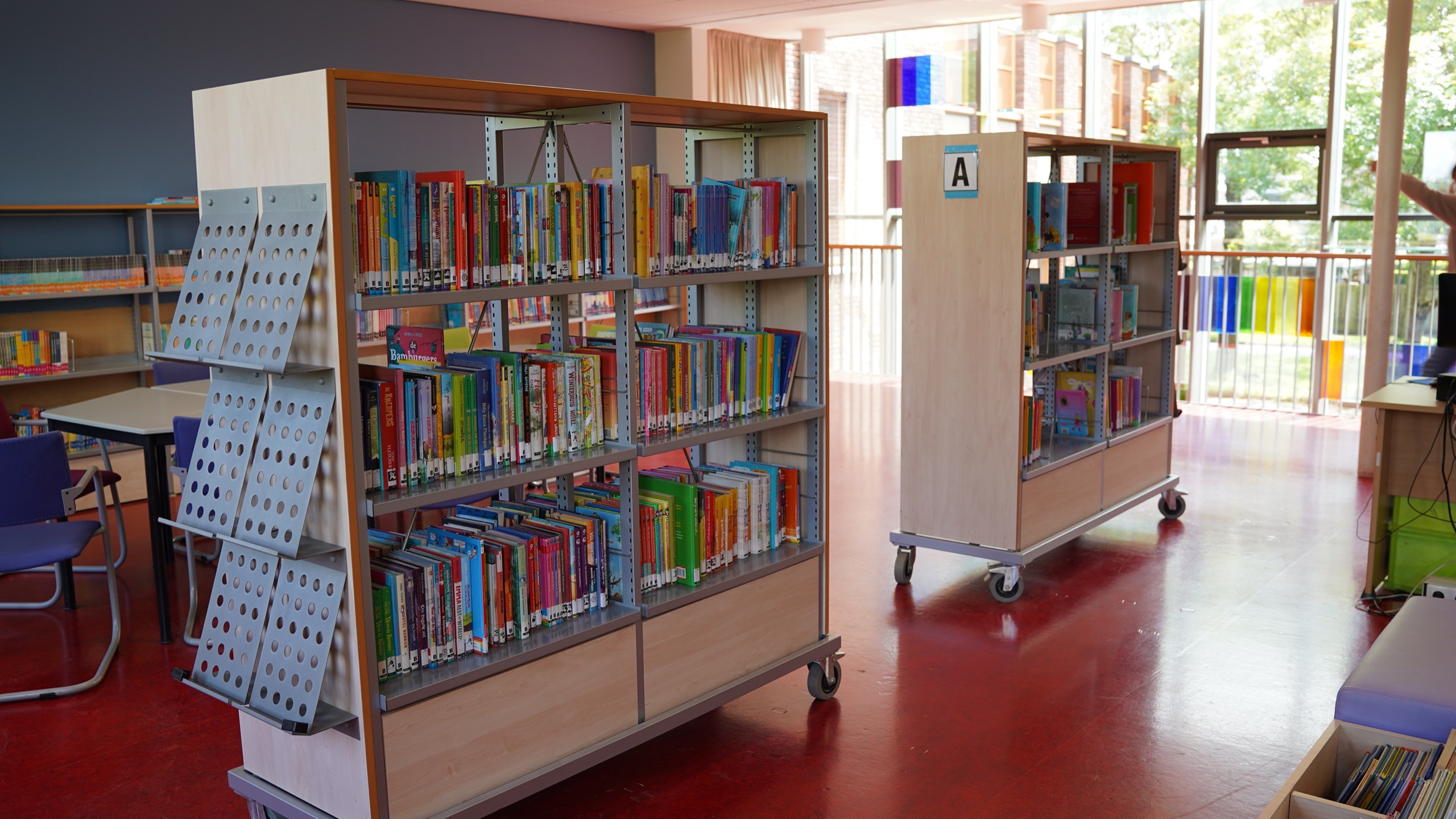 Kleurrijke boeken in een schoolbibliotheek