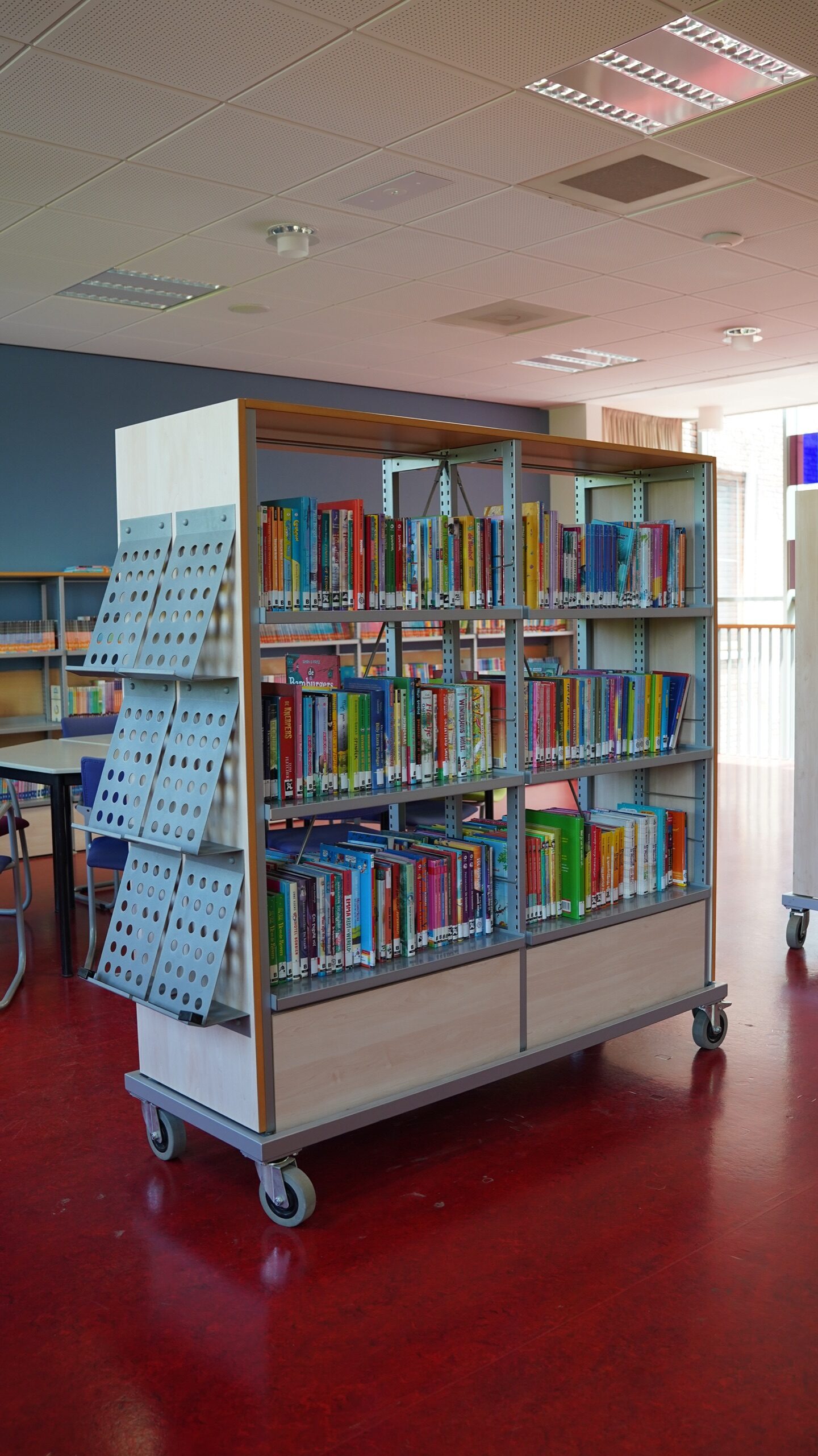 Boekenkast met kinderboeken in een schoolbibliotheek